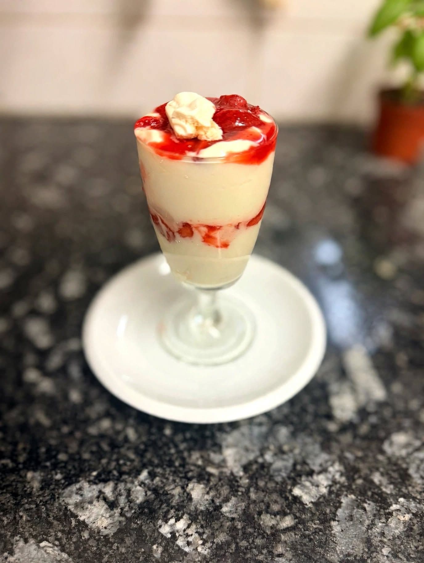 Schnelles Erdbeer-Joghurt-Dessert mit Erdbeeren, cremiger Joghurtcreme, knusprigen Meringues und fruchtiger Erdbeersauce