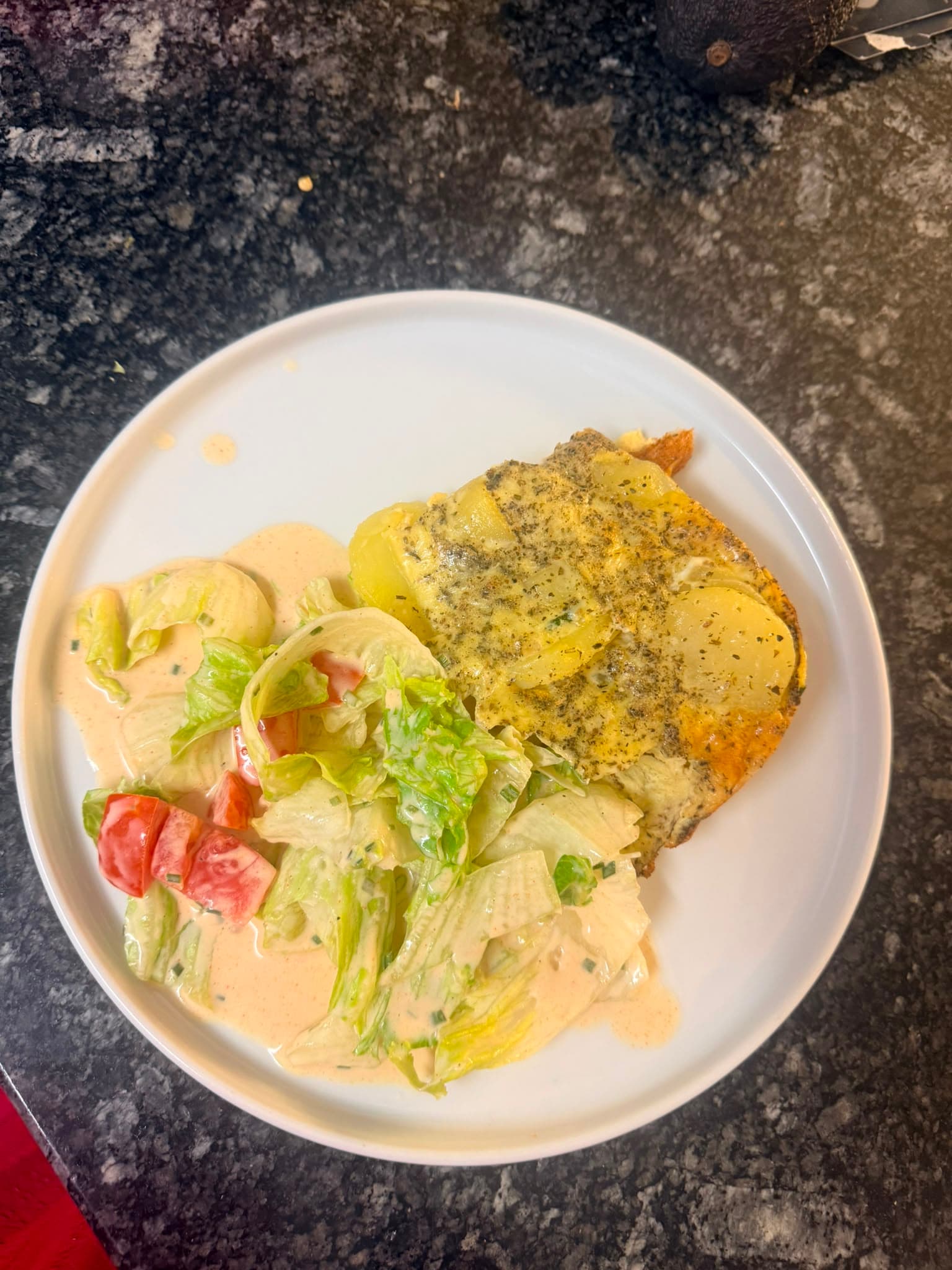 Kartoffel-Zucchetti-Frittata mit Ei und Gemüse auf einem Teller.