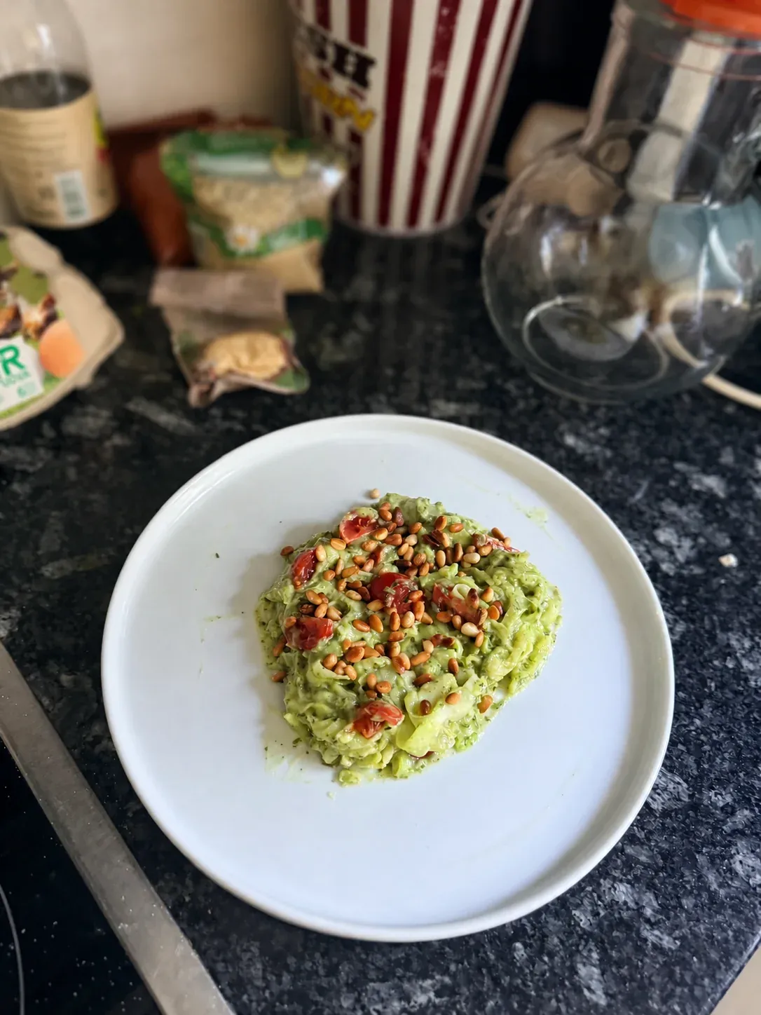 Teller mit Zucchetti-Nudeln und cremiger Avocado-Basilikum-Sauce.