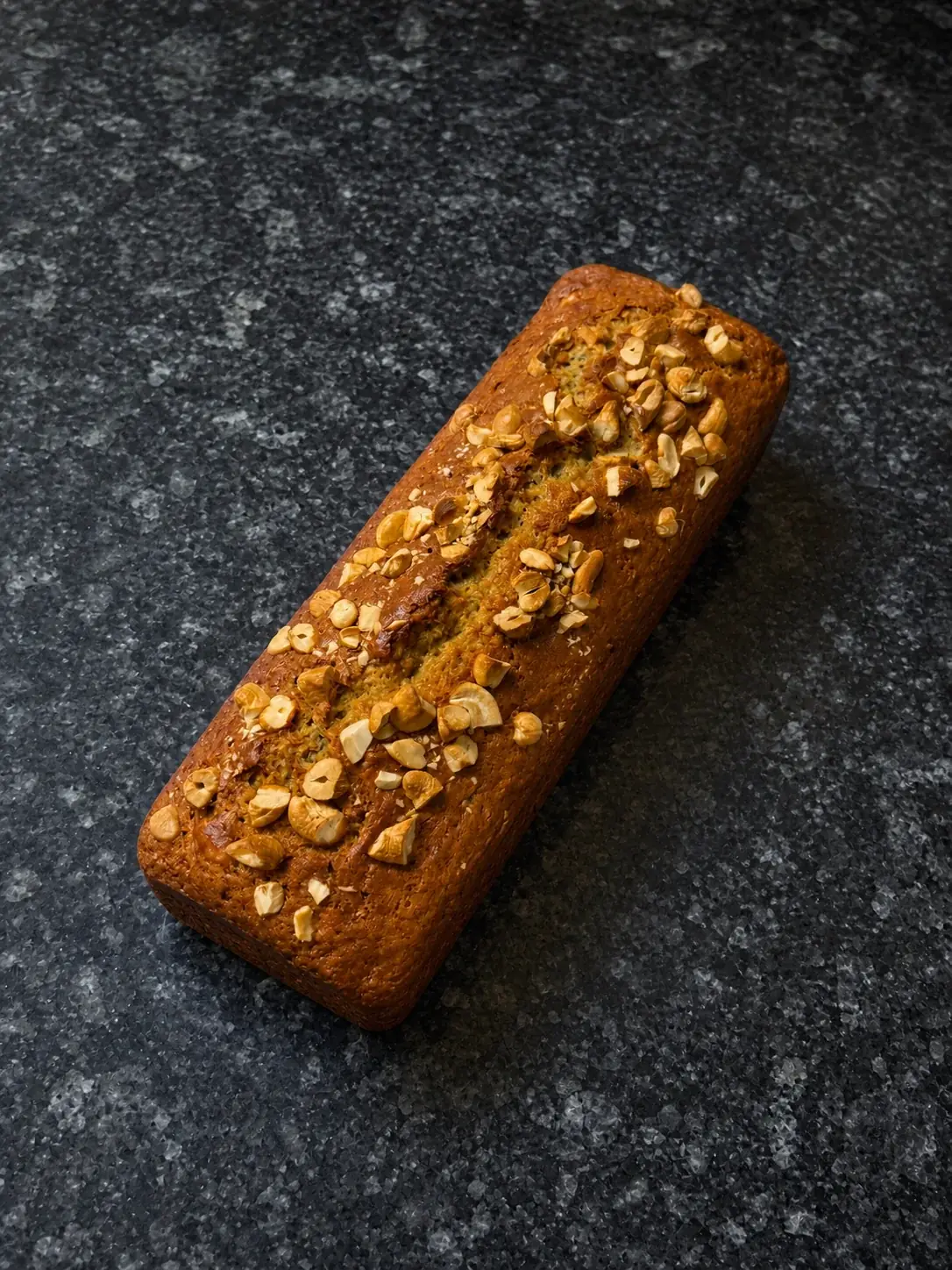 Saftiges Bananenbrot mit Cashews in einer Kastenform.