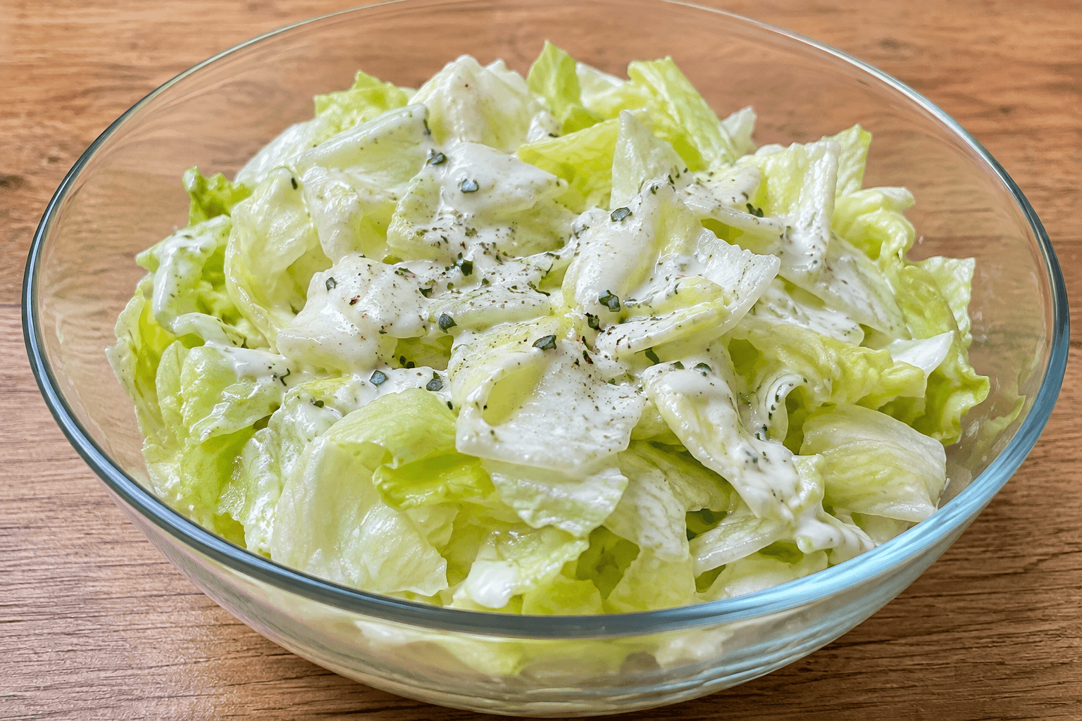 Cremiger Eisbergsalat mit leichtem Dressing in einer Schüssel.