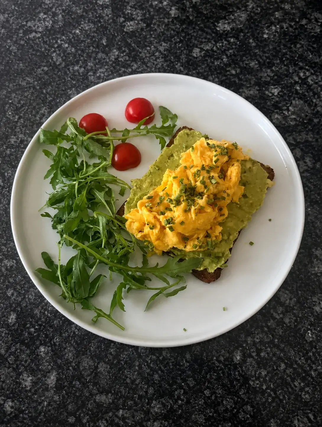 Herzhaftes Avocado-Proteinbrot mit Kräuter-Rührei